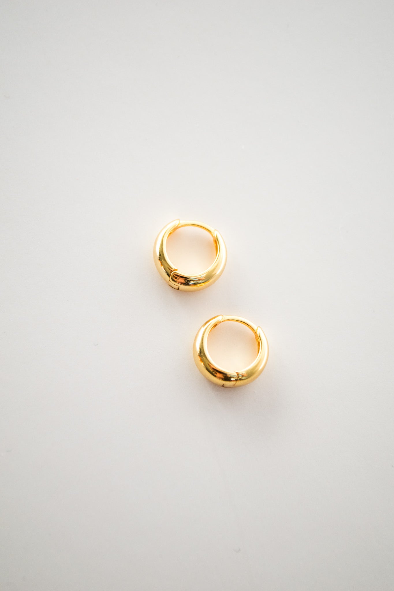 [gá.kus.] Wide Huggie Minimalist Earrings