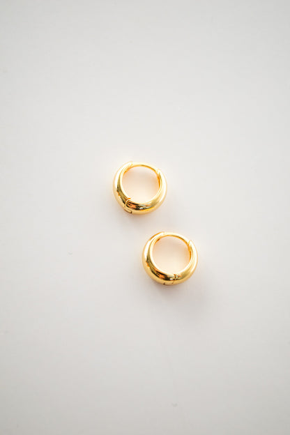 [gá.kus.] Wide Huggie Minimalist Earrings